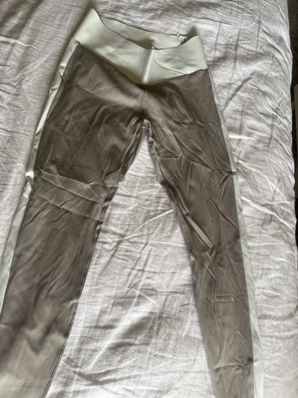 Workout leggings with cross waistband